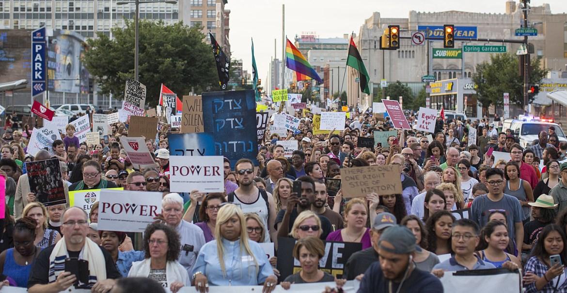 Hiljade ljudi u Philadelphiji na protestu protiv bijelačkih rasista