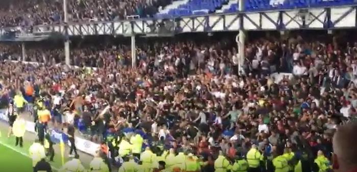 Užas na stadionu u Liverpoolu: Navijači Hajduka napravili haos, ima povrijeđenih