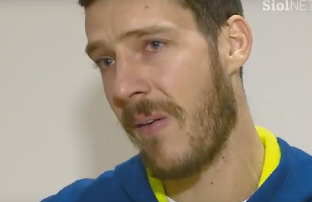 Jedan od najemotivnijih trenutaka najboljeg igrača Eurobasketa: Dragić dobio Draženov dres na dar od majke Biserke, pa se rasplakao
