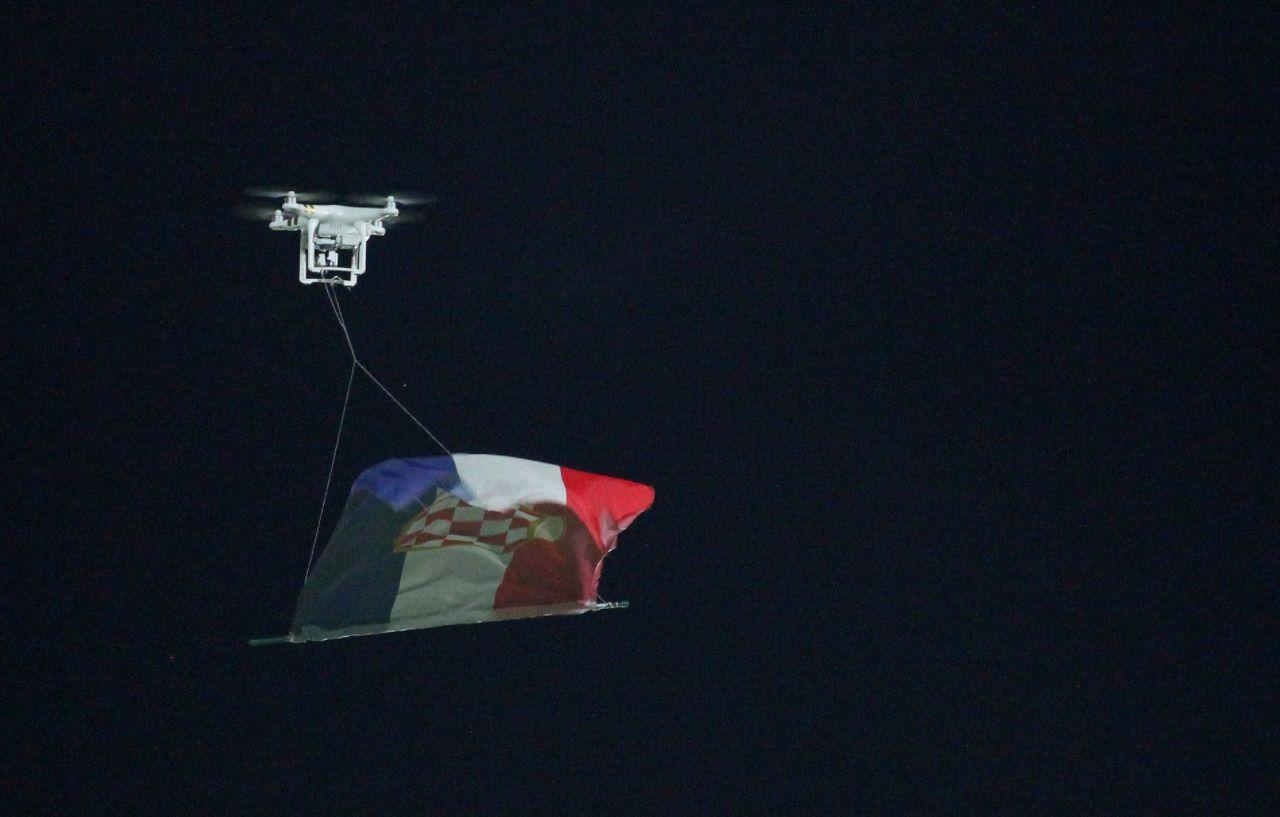 Skandal Pod Bijelim Brijegom: Zastava "Herceg-Bosne" dronom leti na utakmici u Mostaru