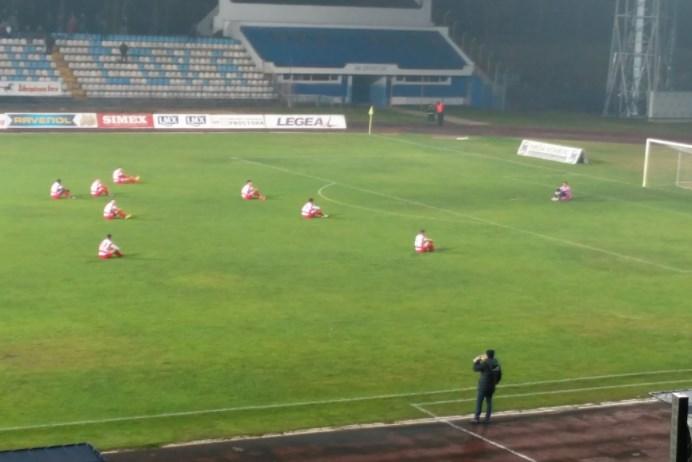 Nevjerovatne scene iz Super lige Srbije: Igrači iz protesta sjeli na travu, lopte nabijali izvan stadiona