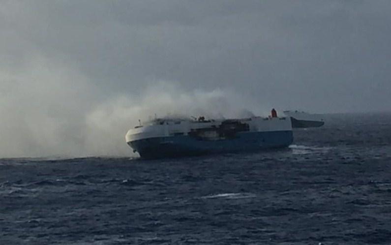 U okeanu se zapalio teretni brod s 3500 Nissanovih auta, nestalo pet članova posade