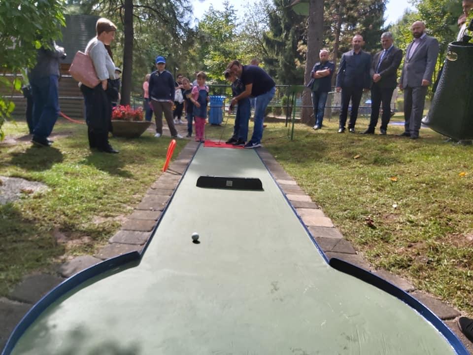 Djeca iz Roditeljske kuće prva odigrala partiju golfa na novoizgrađenom mini terenu u Pionirskoj dolini