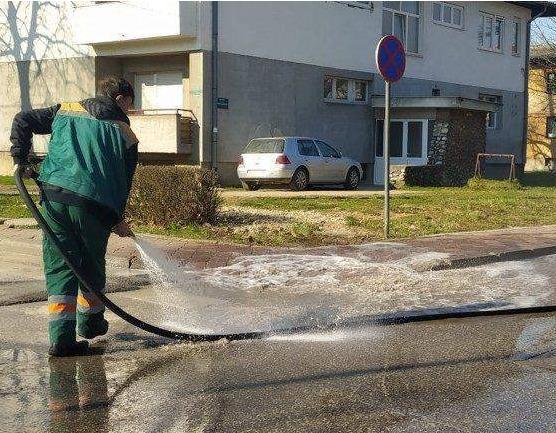 "Rad" svakodnevno čisti i pere ulice i javne površine u KS