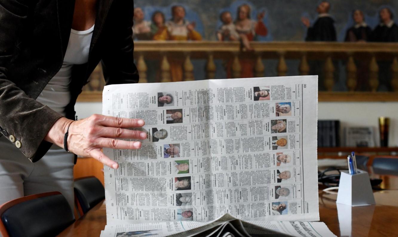 Journalist Daniela Taiocchi leafs through an edition of the newspaper L'Eco di Bergamo in which ten pages of obituaries have been published due to the high number of deaths from the coronavirus disease (COVID-19), in Bergamo, Italy May 12, 2020. - Avaz