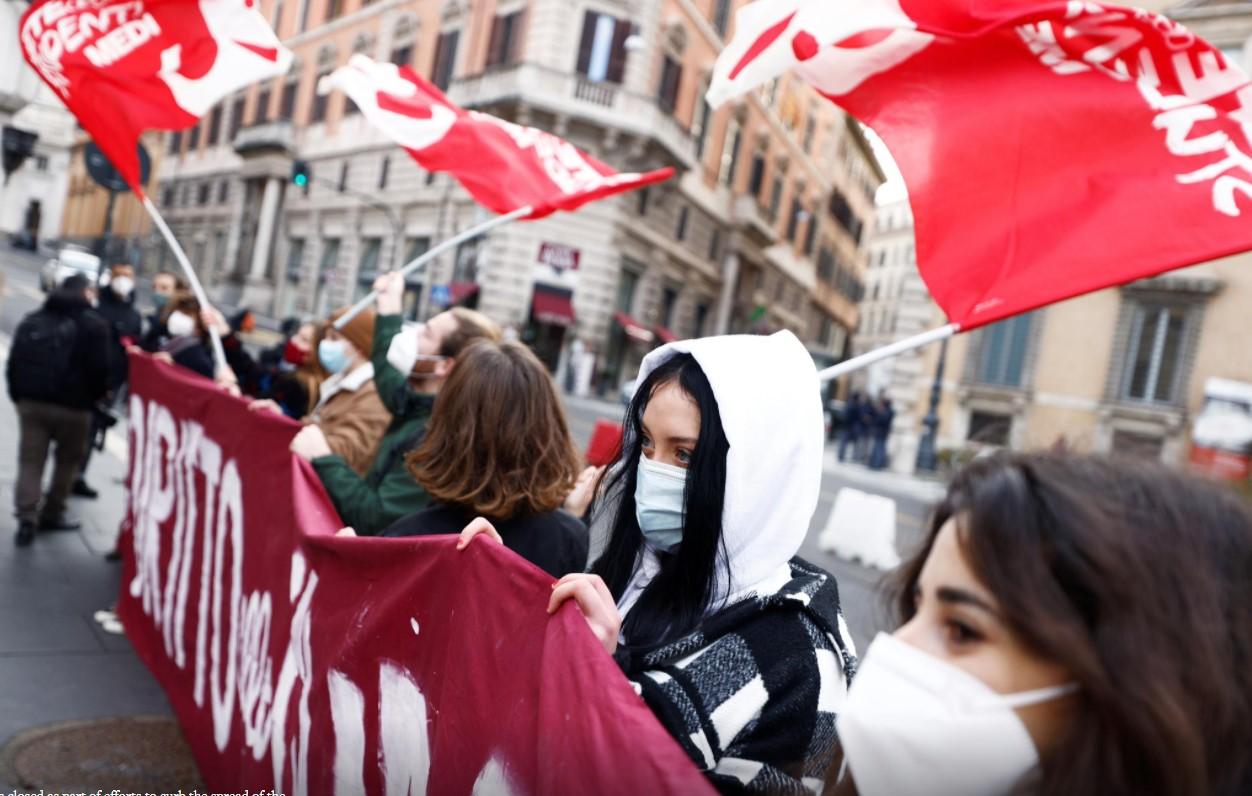 Students protest over the decision to keep high schools closed as part of efforts to curb the spread of the coronavirus disease (COVID-19) in Rome, Italy, January 11, 2021. - Avaz