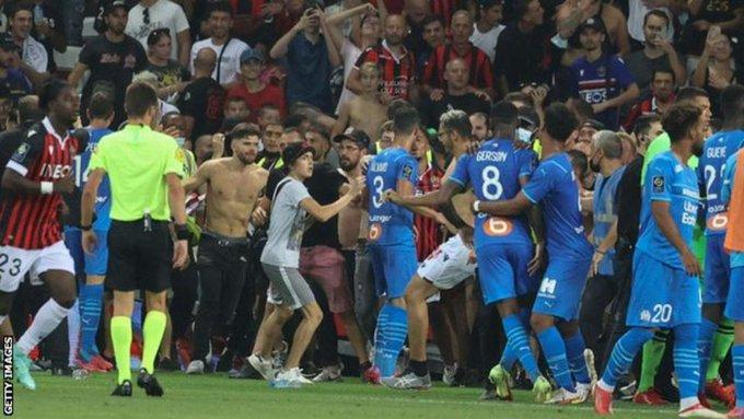 Navijači Nice pogodili Pajea flašom, a onda je započeo haos na utakmici francuske lige