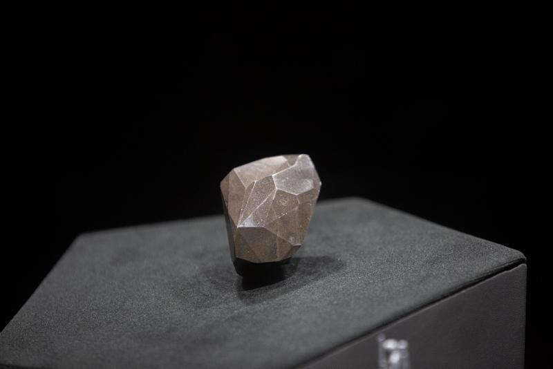 Najveći crni brušeni dijamant Enigma prodat na aukciji za 3,8 miliona eura
