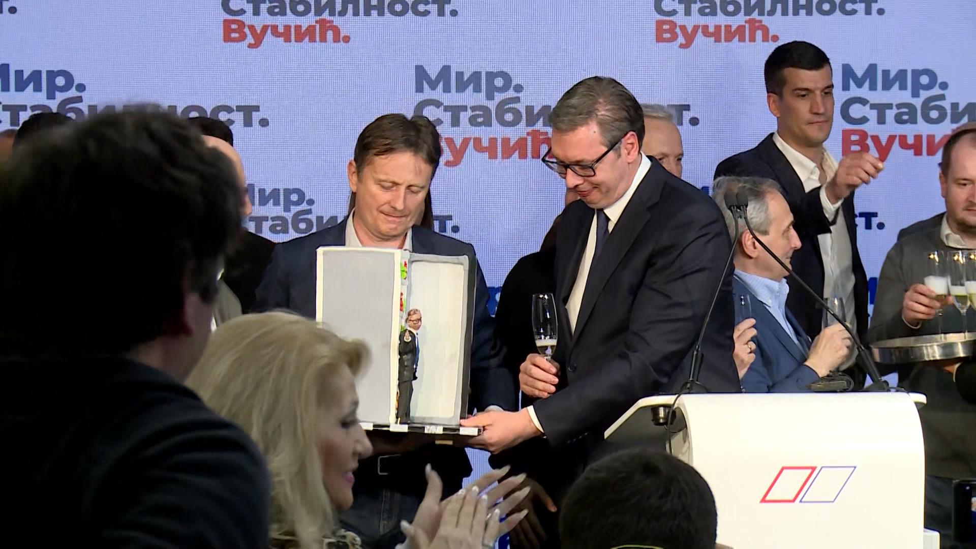 SNS slavi uz trubače i tortu u obliku frižidera iz koje izlazi Aleksandar Vučić