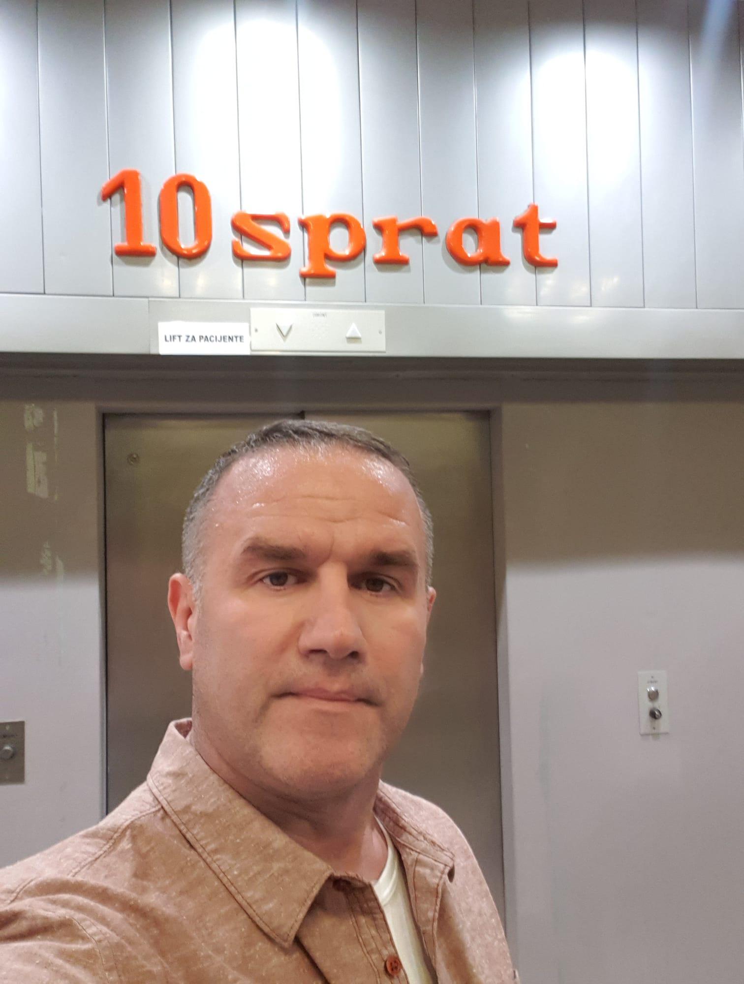 Dževad Poturak ogorčen: Ja kao srčani bolesnik, moram da idem pješke, jer u Općoj bolnici ne radi lift