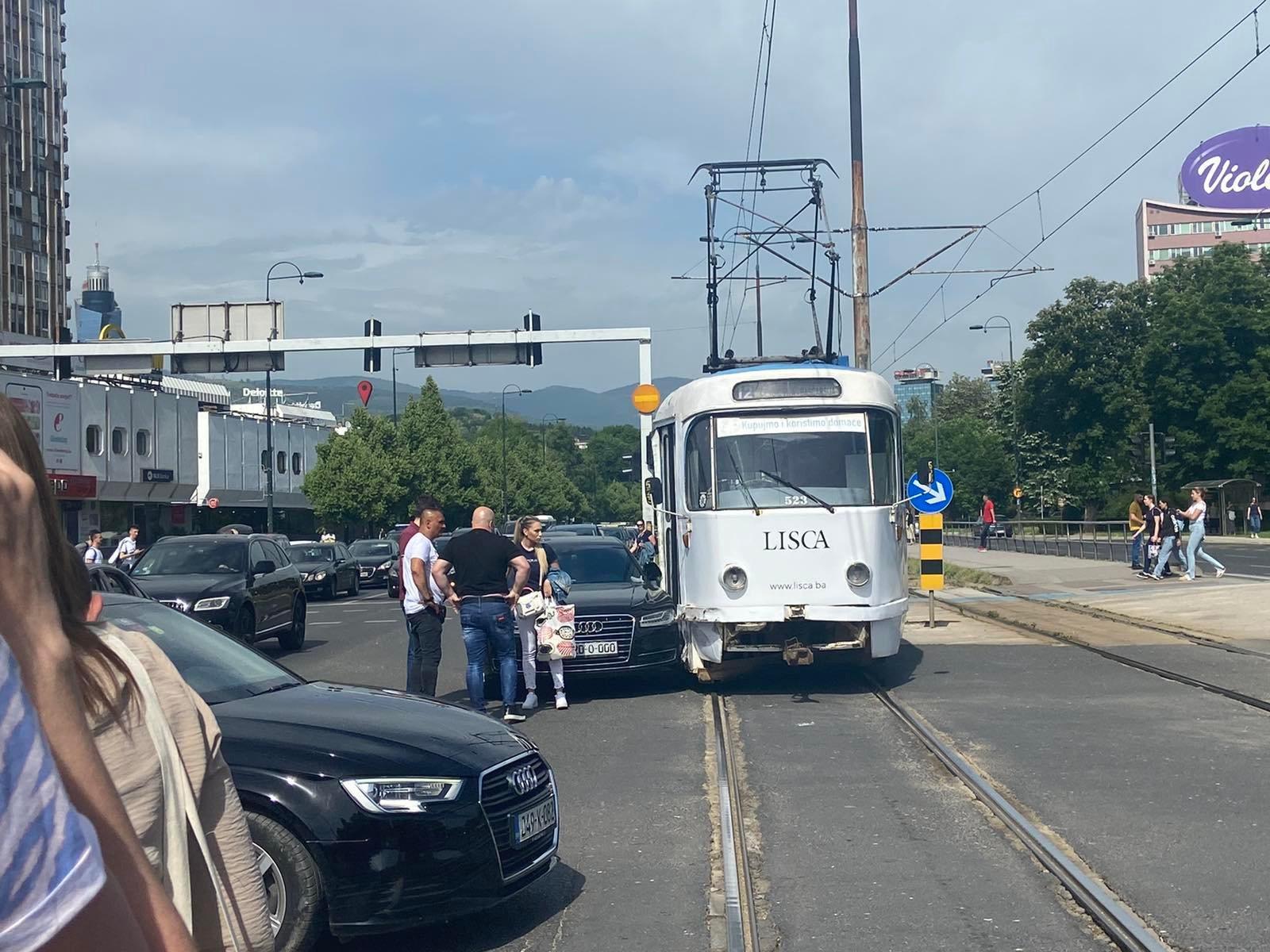 Saobraćajni kolaps na Pofalićima: Zbog sudara obustavljen tramvajski saobraćaj