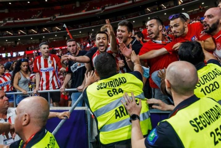 Nevjerovatne scene u Madridu: Navijači vrijeđali fudbalere, jedan igrač se zaletio na tribine