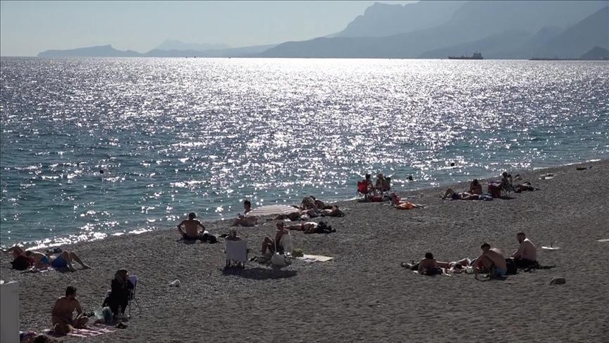 Oktobarski vikend na plaži: Toplo vrijeme izmamilo kupače u Antaliji
