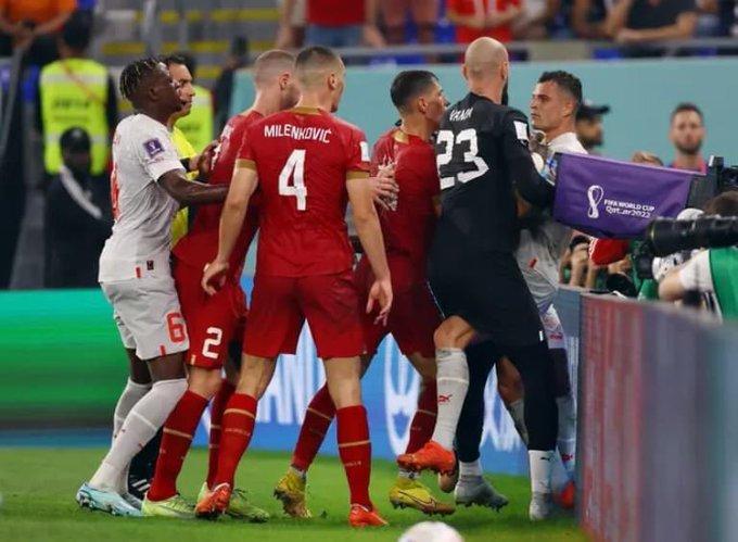 Tenzije na terenu: Fudbaleri Srbije nasrnuli na Džaku, pogledajte sukob igrača u finišu meča