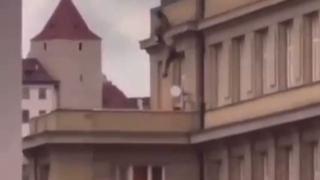 Video / Ljudi skaču sa ivice zgrade kako bi pobjegli od pomahnitalog ubice