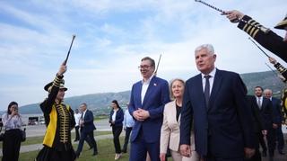 Foto + Video / Predsjednik Srbije Aleksandar Vučić sletio u Mostar: Dočekali ga Krišto i Čović