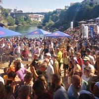 Počeo spektakl u Mostaru: Skakači i skakačice će izvesti dvije finalne serije