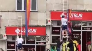 Video / Grupa mladića u centru Sarajeva strgnula zastavu u duginim bojama sa zgrade