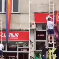 Video / Grupa mladića u centru Sarajeva strgnula zastavu u duginim bojama sa zgrade