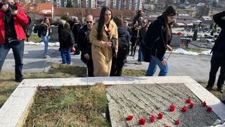 Nekoliko desetina građana položilo cvijeće na grobu Gorana Čengića