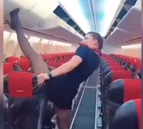 Razgibana stjuardesa: Ova djevojka radije koristi noge nego ruke
