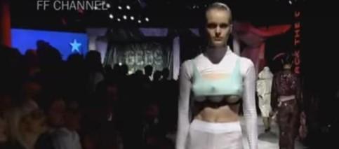 Šok na pisti u Milanu: Modeli šetali sa po tri dojke