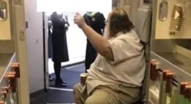 Amerikanac prisilio stjuardese da mu brišu zadnjicu pa stenjao od zadovoljstva