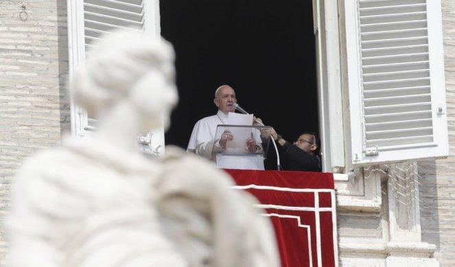 Papa Franjo se zaglavio u liftu, izvukli ga vatrogasci