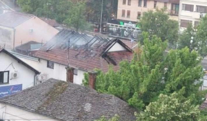 Grom udario u banderu u Mladenovcu: Požar na krovu objekta