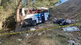 Stravična autobuska nesreća: Vozač izgubio kontrolu, poginulo najmanje 12 osoba
