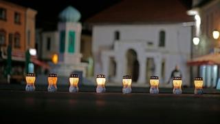 Osam svijeća za osam ubijenih đaka: Građani Tuzle odali počast žrtvama
