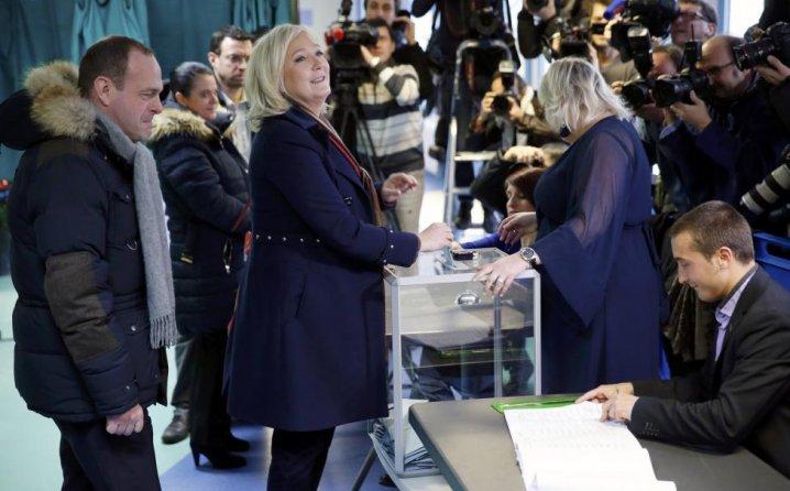 Macron i Le Pen vode u Francuskoj, Mélenchon u prekomorskim oblastima