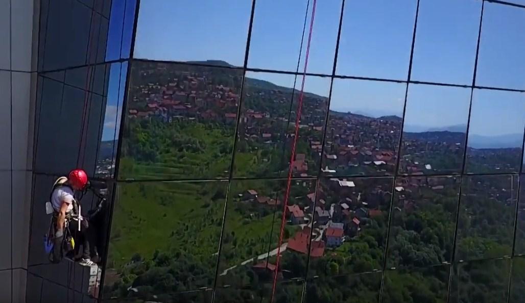 Okom kamere: Alpinisti počeli čišćenje fasade "Avaz Twist Towera" (VIDEO)