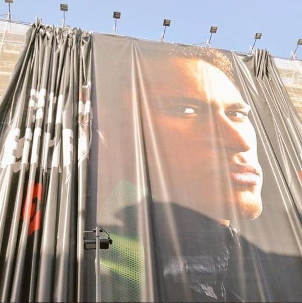 Svjetska slika dana: Uklanjanje ogromnog plakata Neymara sa Camp Nou stadiona