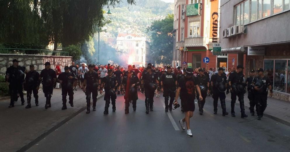 Pogledajte korteo navijača FK Sarajevo: Kolona, uz jake policijske snage, krenula prema Koševu