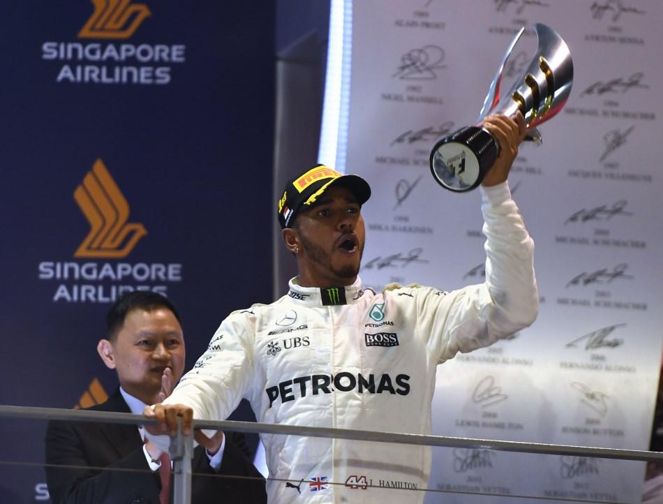 Hamilton slavio u Singapuru i "pobjegao" Fetelu