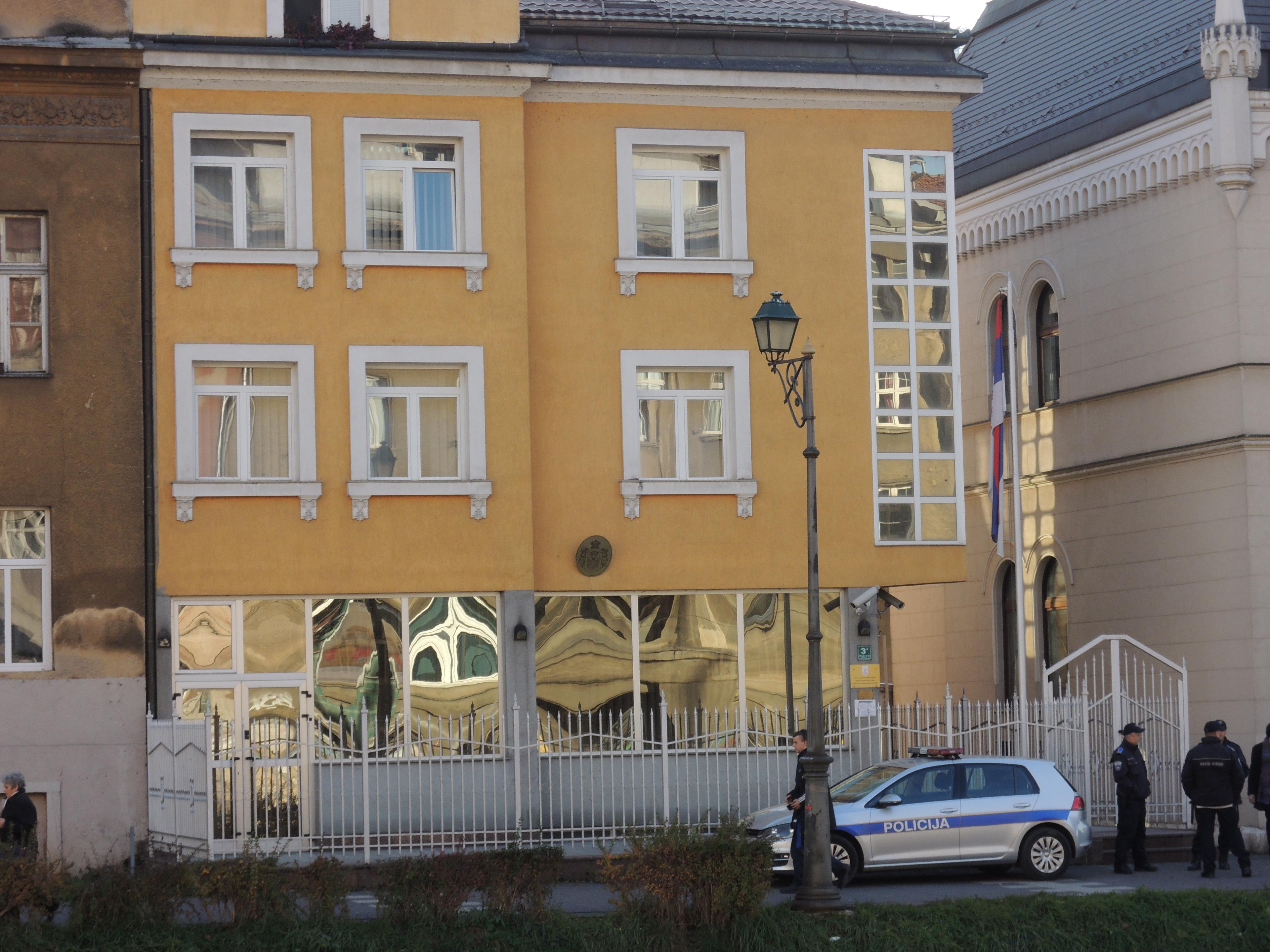 Zbog presude Mladiću, brojnije sigurnosne snage ispred Ambasade Srbije u Sarajevu