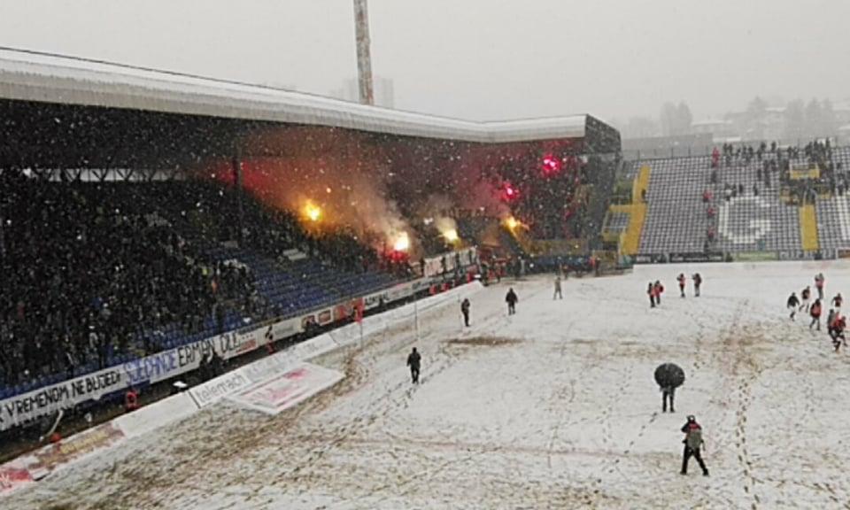 "Horde zla" snježnom bakljadom pozdravile nogometaše Sarajeva