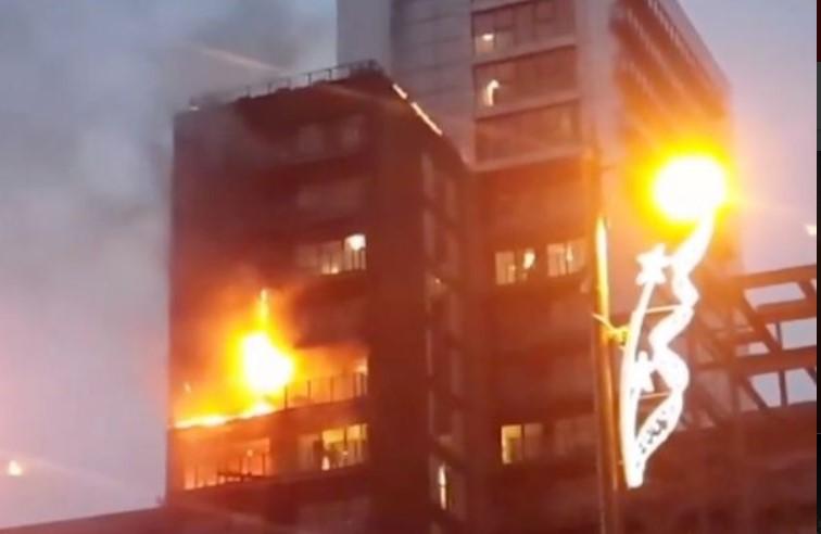 Drama u Mančesteru: Gori zgrada, vatrogasci ne uspijevaju obuzdati vatru