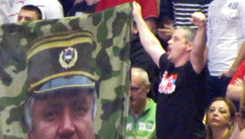Mahao je Omiću zastavom s likom Ratka Mladića, a nekoliko dana poslije mu prišao i pravio selfi