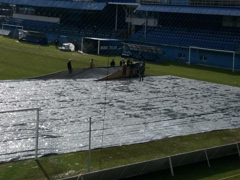 Grbavica: Organizatori utakmice sačuvali teren od kiše