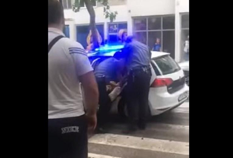 "Šta ga udaraš, veži ga ako treba": Mostarski policajci potukli se s muškarcem koji je blokirao cestu