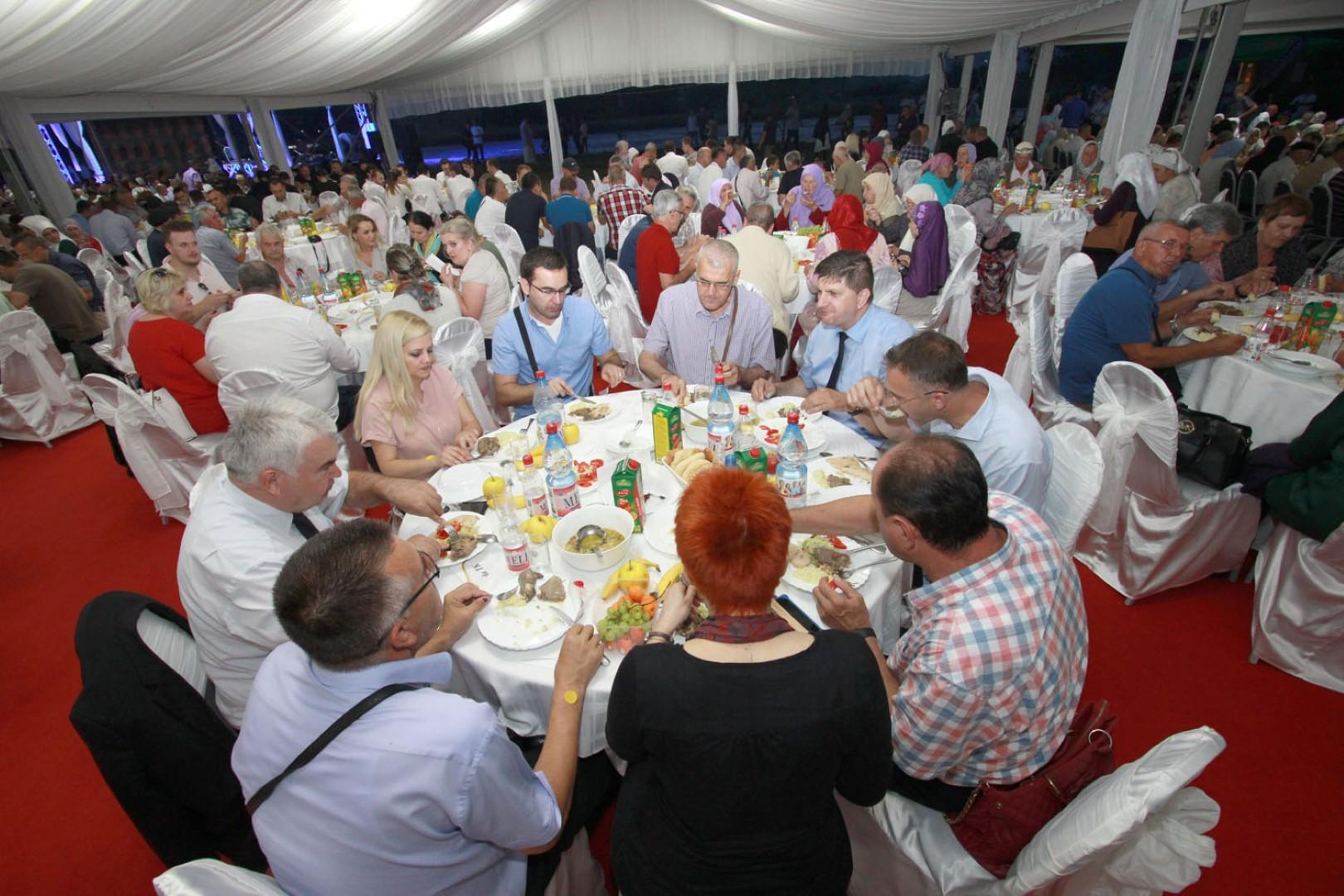 Više od 8.000 Podrinjaca na najvećem iftaru u Konjević-Polju