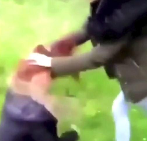 Uznemirujuće: Nasilnica u Engleskoj vukla djevojku po podu, druge navijale i snimale mobitelima