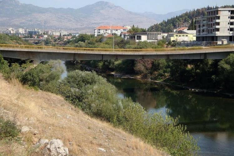 Podgorica: Muškarac skočio s Krivog mosta u Moraču, potraga u toku