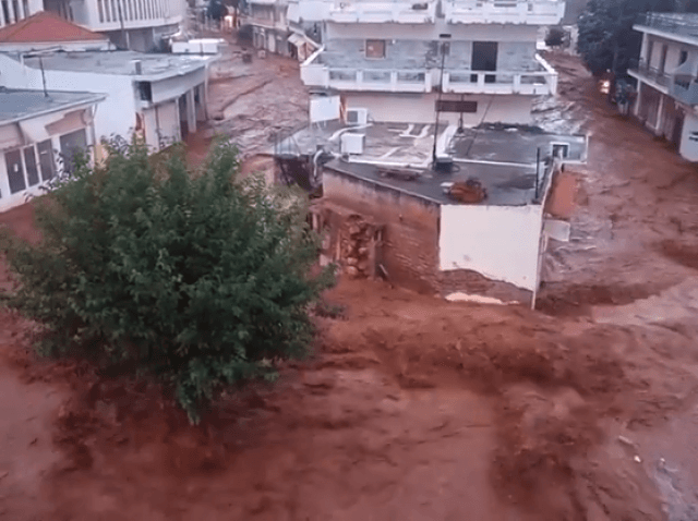 Velike poplave u Grčkoj, ceste i naselja pod vodom