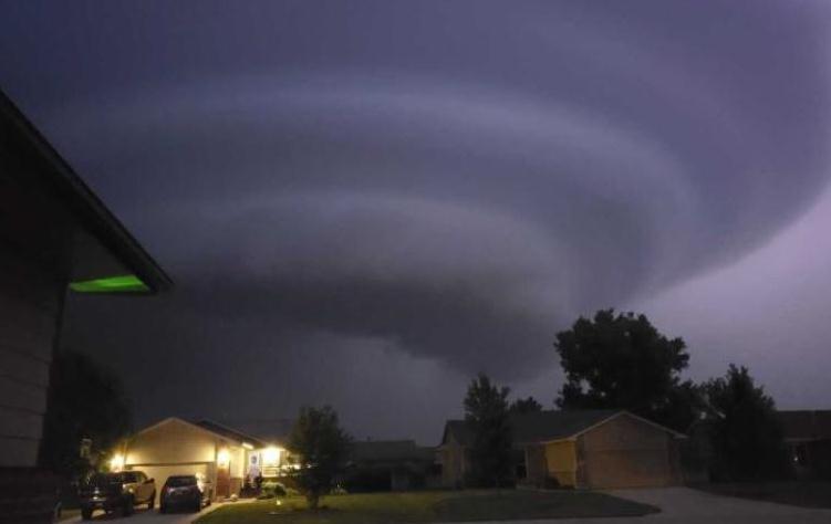 Vanredno stanje u Kanzasu: Izdato upozorenje zbog tornada