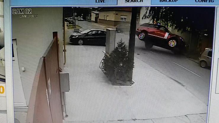 Jeziv snimak udesa u Novom Sadu: Automobil prevrnuo džip Range Rover i bacio ga na druga vozila