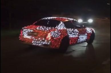 Svjetleći navijački auto prekriven sa 17.200 lampica postao apsolutni hit na zagrebačkim ulicama