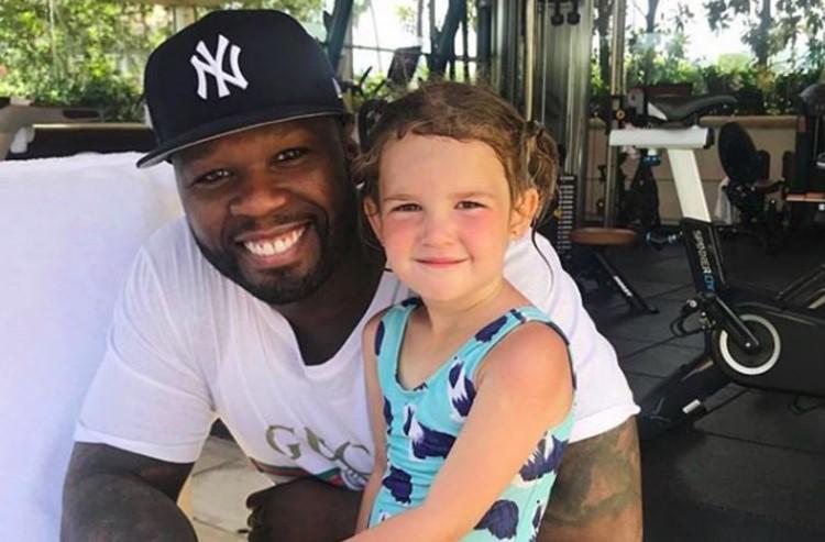 Reper 50 Cent ispunio želju trogodišnjakinji koja ga je zamolila da je gleda dok pliva